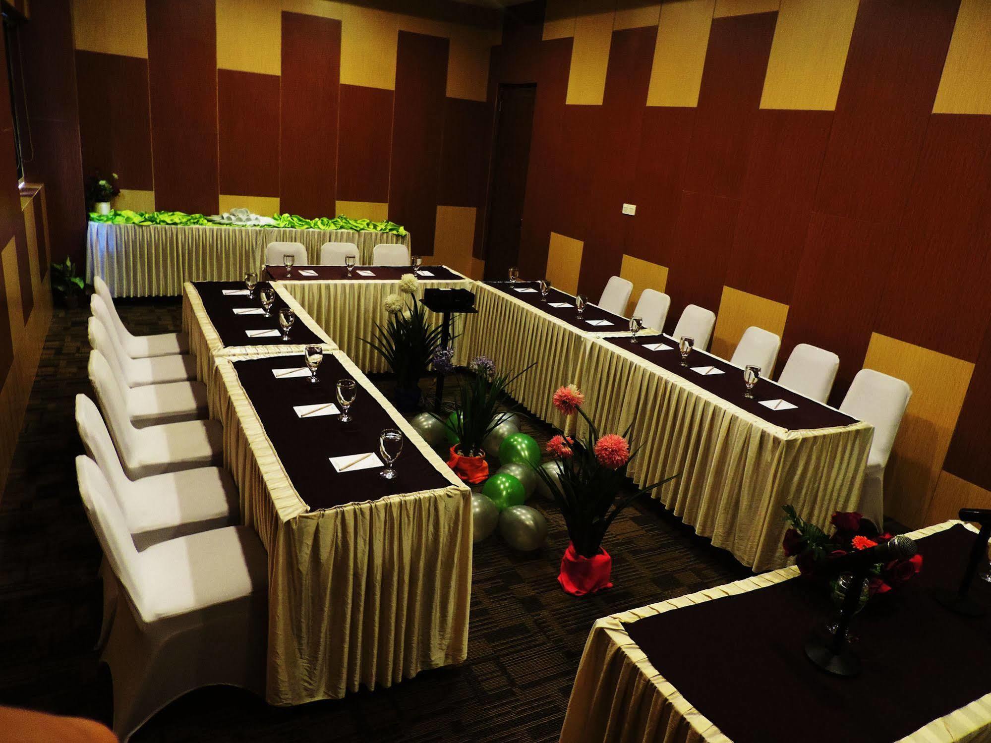 Arbor Biz Hotel Makassar Dış mekan fotoğraf