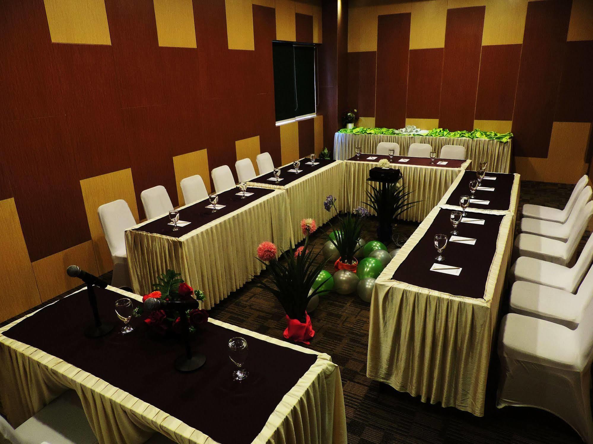 Arbor Biz Hotel Makassar Dış mekan fotoğraf